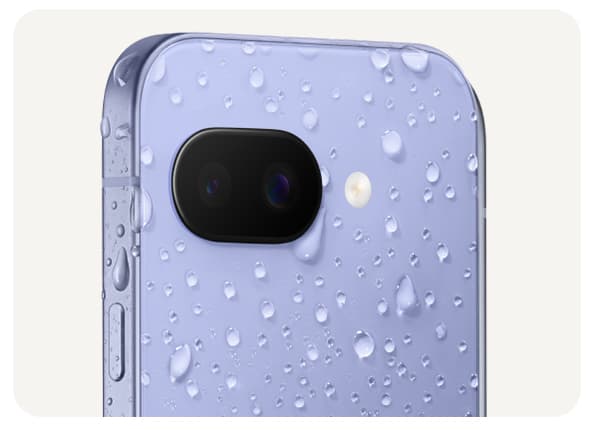Google Pixel 9a med vanddråber på