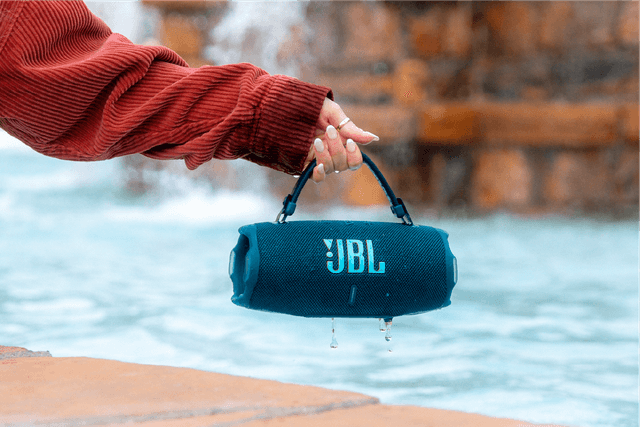 JBL Charge 6 on vesitiivis, pölytiivis ja pudotuksenkestävä