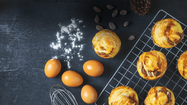 Miniuuni - kuva paistetuista muffineista ja jauhon muruista sekä 4 munaa työtasolla niiden vieressä