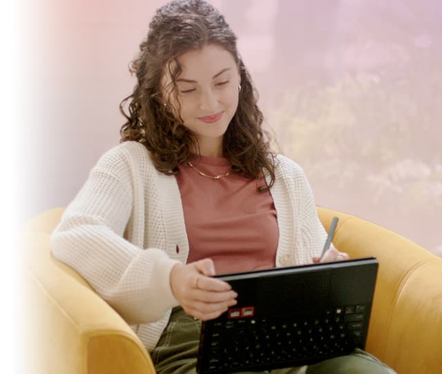 AMD - Microsoft - CoPilot - kvinde sidder og arbejder på computer