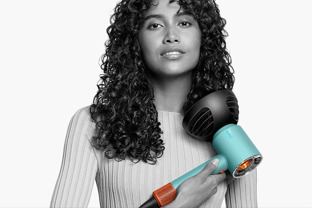 Dyson Nural™ -hiustenkuivaaja ja Wave+Curl-diffuser Dome-tila