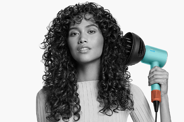 Dyson Nural™ -hiustenkuivaaja ja Wave+Curl-diffuser Diffuse-tila