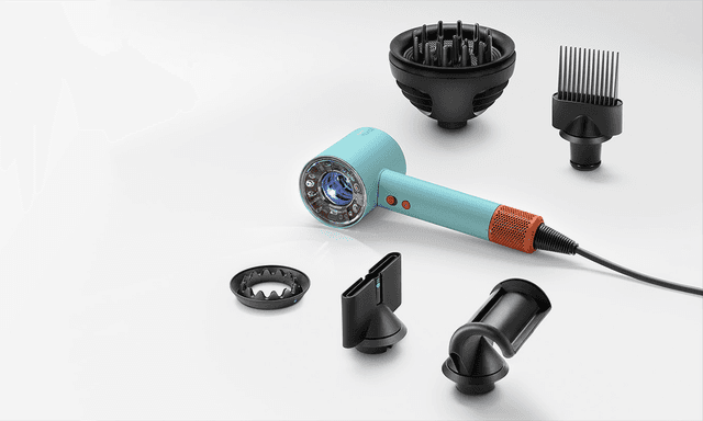 Dyson Supersonic Nural -hiustenkuivaaja ja erilaisia lisätarvikkeita harmaalla taustalla