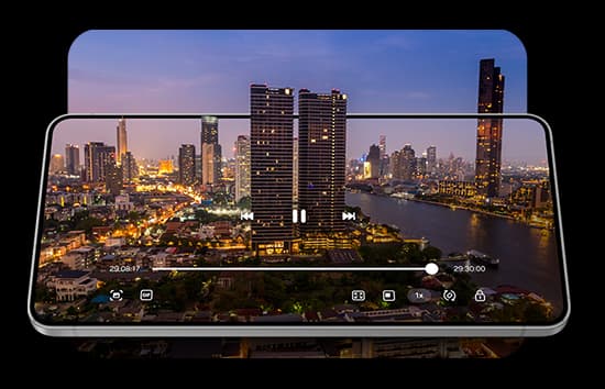 Samsung Galaxy S25 Edge med skyline på skærmen