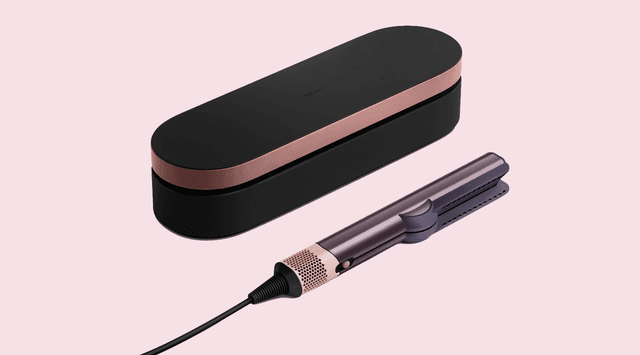 Dyson Supersonic Nural™ and et reiseetui mot en rosa bakgrunn