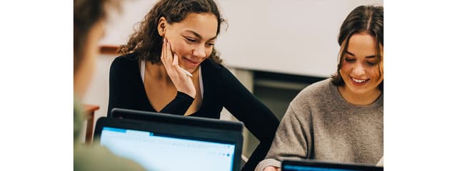 AI-PC'er og studerende omkring et bord