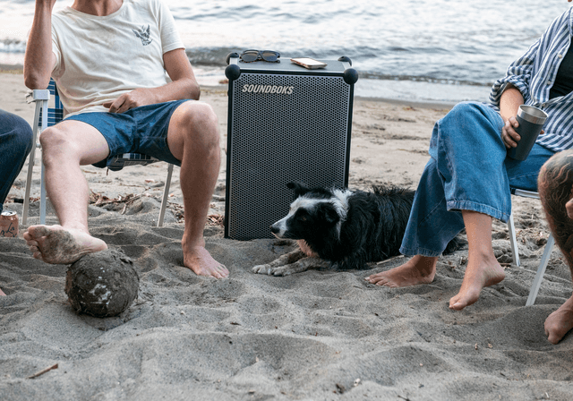 Robust og IP65-certificeret Soundboks 4-højttaler på en strand mellem to fyre