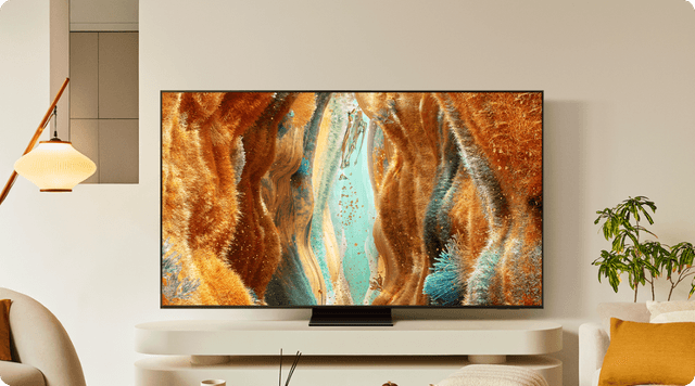 Samsungin QN70F-sarjan televisio kauniisti sisustetussa olohuoneessa