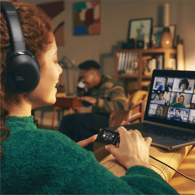 JBL TOUR ONE M3TX -  4 mikrofoner med adaptiv stråleformende teknologi for perfekte samtaler