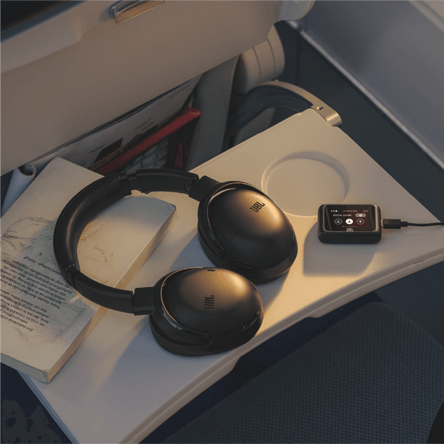JBL TOUR ONE M3TX liggende på flysædebord