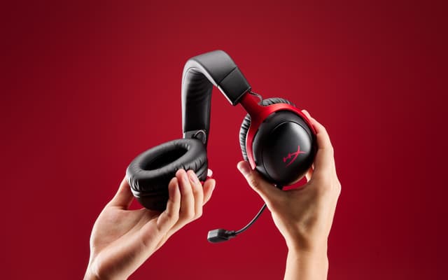HyperX - Gaming - Punamustat HyperX Cloud III S Wireless -pelikuulokkeet punaisella taustalla