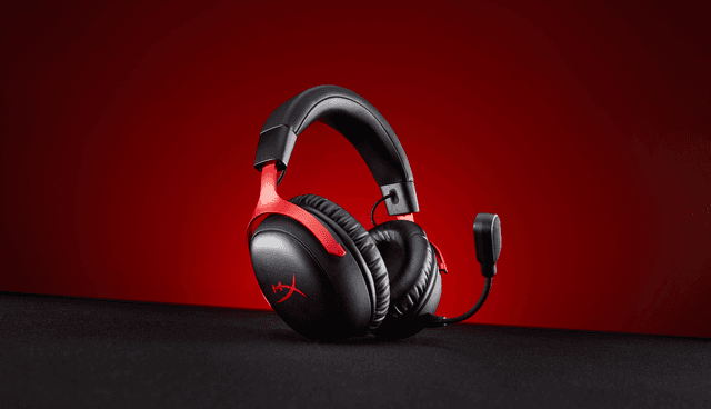 Gaming - HyperX Cloud III S Wireless -pelikuulokkeet punaisella taustalla