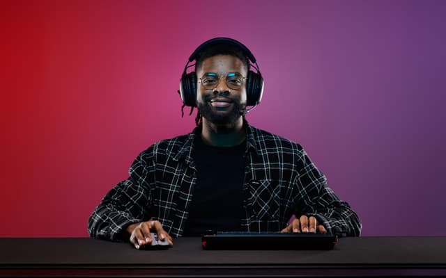 Poika mustat HyperX Cloud III S Wireless -pelikuulokkeet päässään