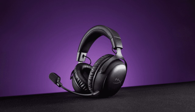 HyperX Cloud III S Wireless -pelikuulokkeet violetilla taustalla