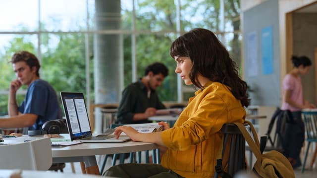 HP OmniBook 5 14" anvendes af kvinde i klasseværelse