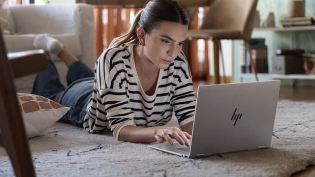 HP OmniBook X Flip 16" -kannettavassa on häikäisevä näyttö