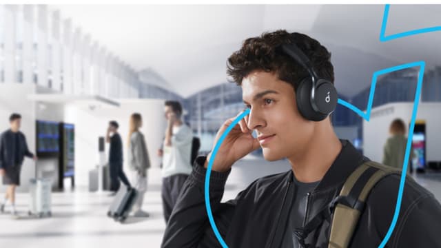 Soundcore Space One - mand lytter et offentligt sted med mange mennesker