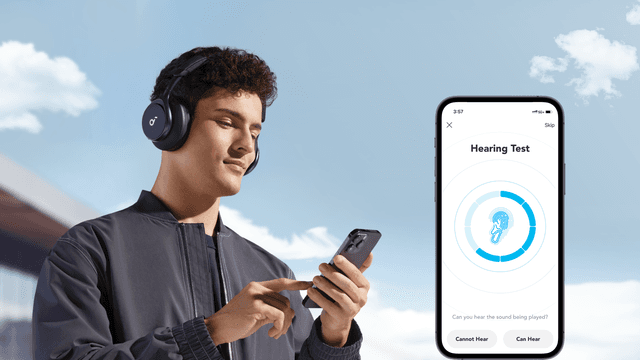 Soundcore Space One - mand har høretelefoner på og en app åben med høretest