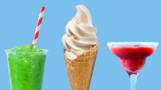 Vihreä slushiejuoma, vanillja pehmisjäätelö ja punainen kylmän Margarita-juoma sinisellä taustalla
