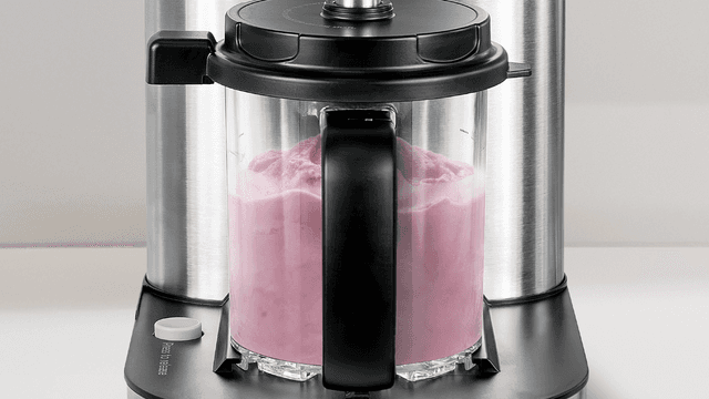 F&B Soft Serve - Lähikuva F&B jäähilejuoma- ja pehmiskoneesta ja sen sisällä olevasta vaaleanpunaisesta jäätelöstä