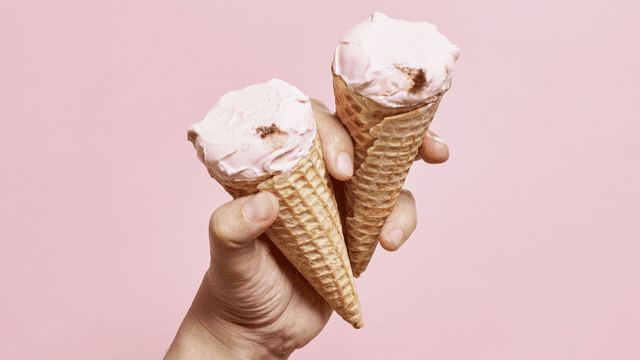 F&B Soft Serve - Lähikuva F&B jäähilejuoma- ja pehmiskone - Kädessä kaksi vaaleanpunaista jäätelötuuttia