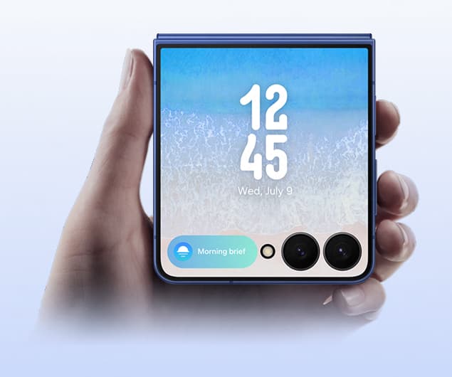 Taitettu Galaxy Z Flip7 mahtuu helposti käteen