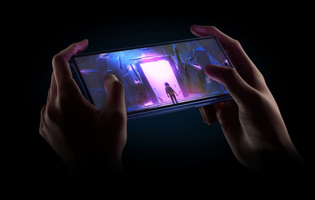 Galaxy Z Fold7 -älypuhelinta voi pitää vaakatasossa kuten pelikonsolia