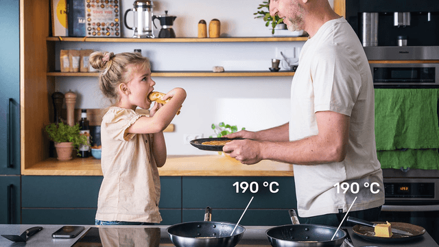 Tyttö ja isä maistelevat tekemiään lettuja