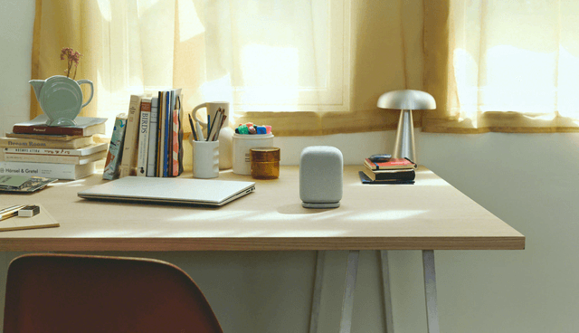 LinkBuds Speaker -kaiutin työpöydällä kannettavan tietokoneen vieressä