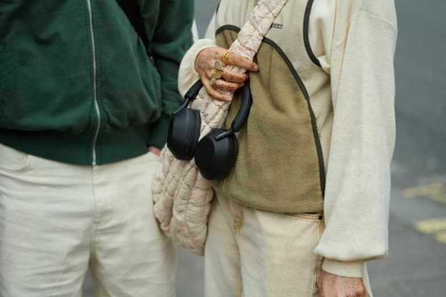 CE - Sony - Sony XM5 lifestyle image