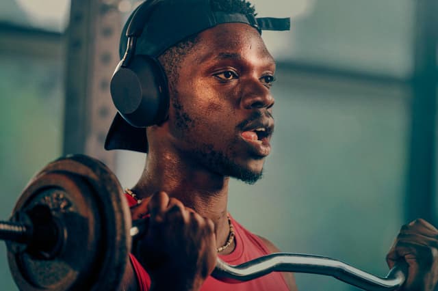 CE - Sony - Man wearing Sony XM5 at the gym
