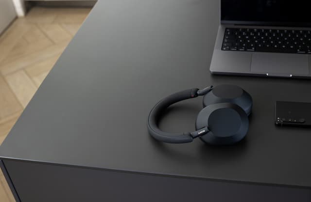 CE - Sony - Black Sony XM5 on a black desk