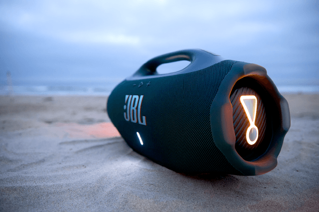 JBL Boombox 4 rannalla iltahämärässä