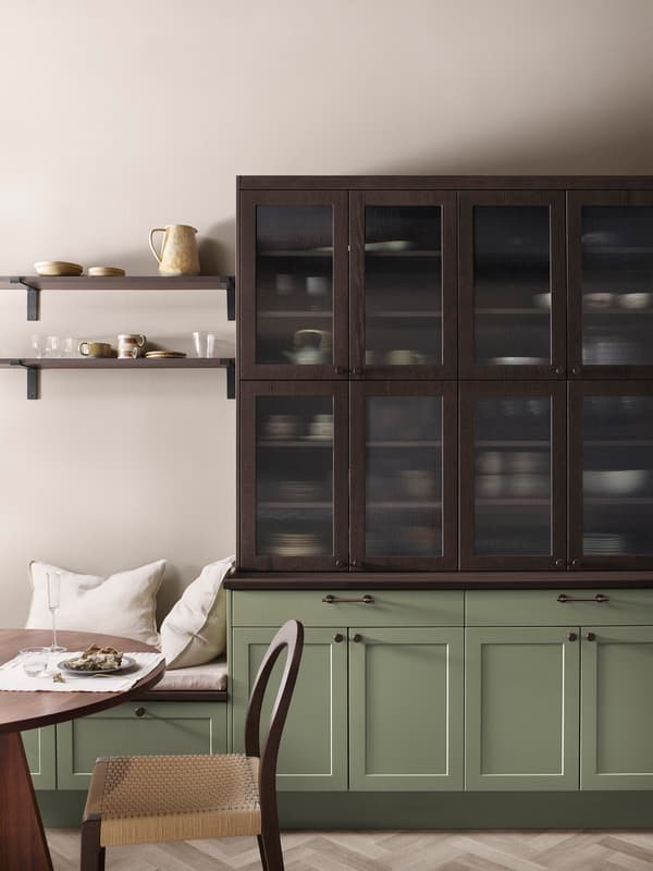EPOQ - Canvas Olive - Grönt kök med vitrinskåp