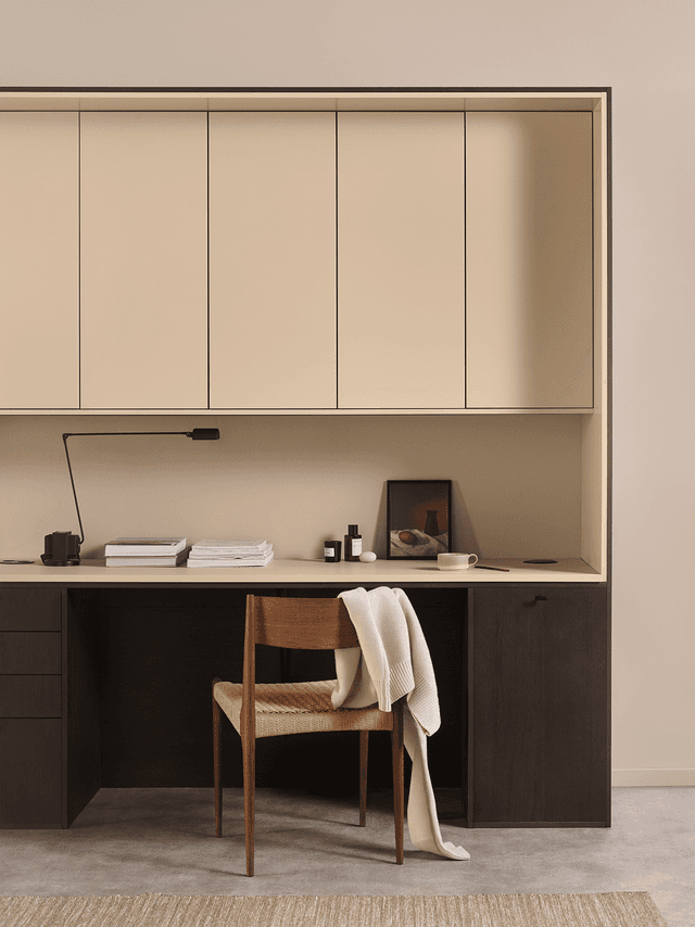 Hjemmekontor med Epoq Edge Dark Oak og Trend Soft Beige -fronter samt Fenix Beige luxor -benkeplate