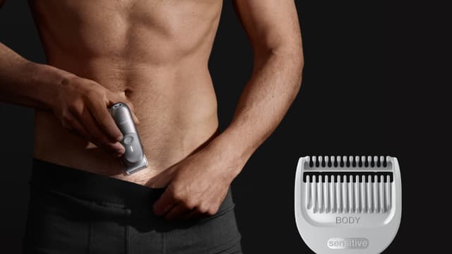 En mand bruger Braun Body Groomer Series 7 på sin krop