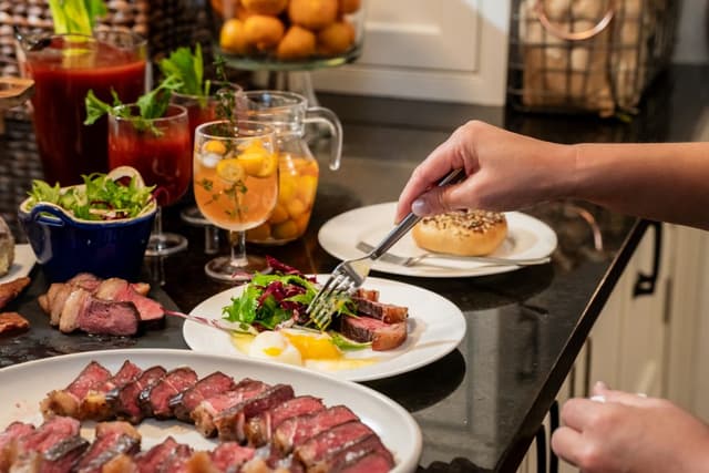 Anova Sous Vide Pro -keittimellä valmistettua täydellisen kypsää ruokaa katettuna pöytään