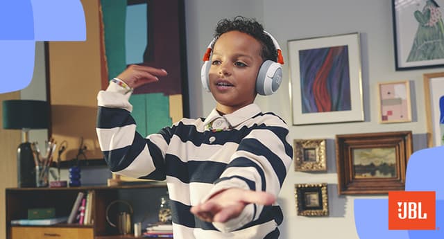 Barn danser med JBL-høretelefoner til børn