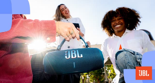 Folk der hygger sig udenfor med en bærbar højttaler fra JBL