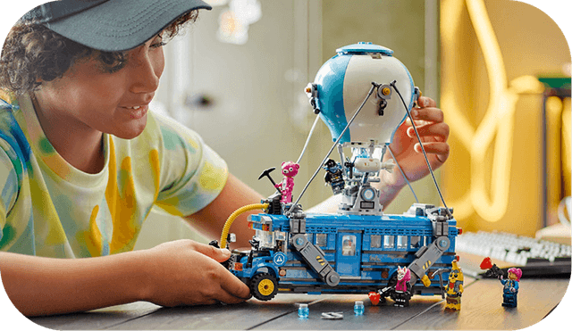 lego-fortnite-battlebus-play