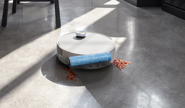 Robotstøvsuger vasker flekker på hardt gulv.