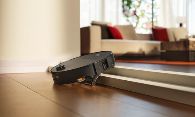 Roborock Saros 20 använder AdaptiLift™ för att klättra över trösklar upp till 8,8 cm