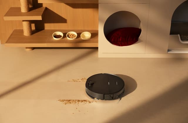 Roborock Saros 20 som illustrerar VibraRise®-moppsystemet, rengöring av smutsigt golv