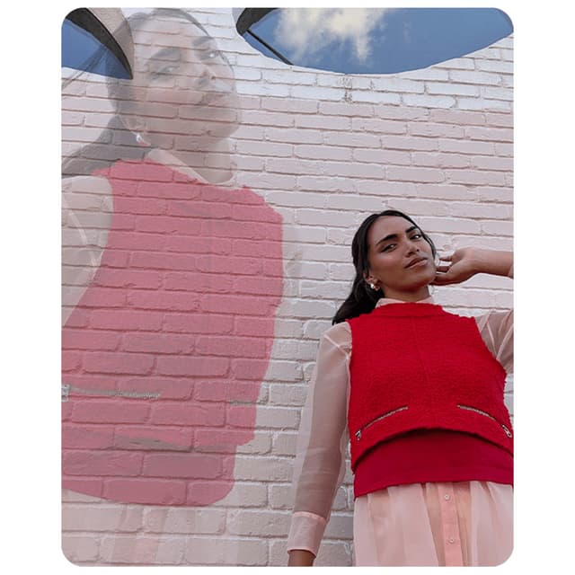 Kaksi otosta, joissa Pixel 10a -älypuhelin ohjaa kuvien ottamisessa ja paras otos valitaan automaattisesti