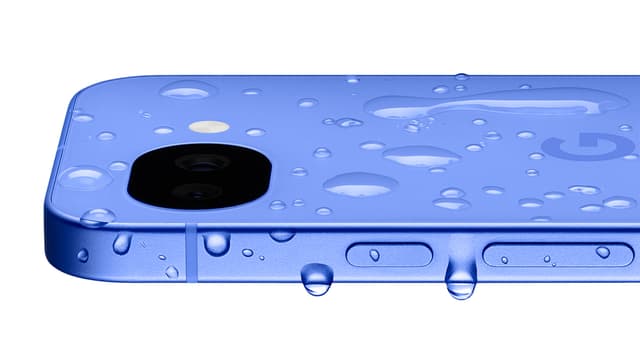 Tuotekuva kestävästä IP68-luokitellusta Pixel 10a -älypuhelimesta, jonka pinnalla on vesipisaroita