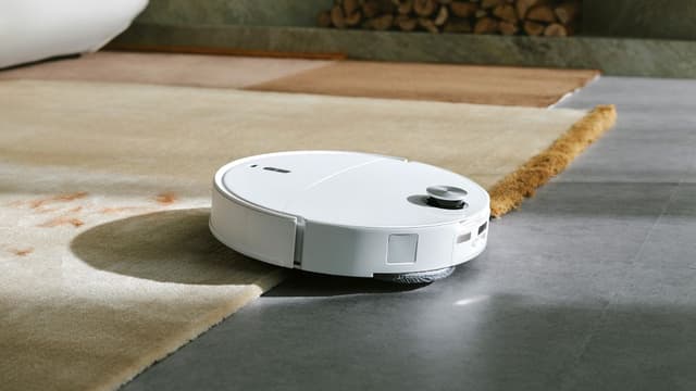 Roborock Qrevo Edge 2 Pro flytter seg fra hardt gulv til tykt teppe