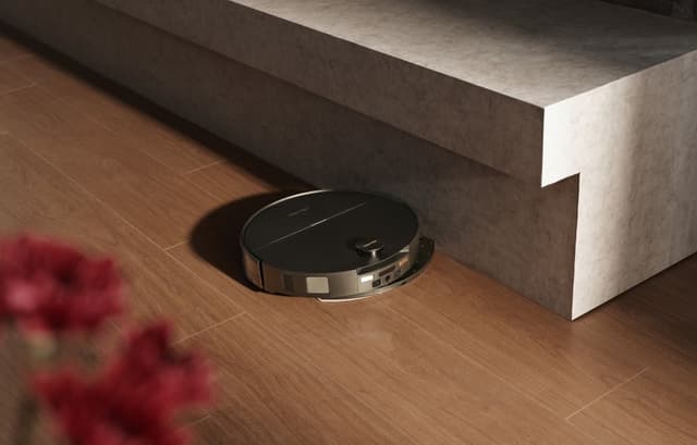 Kuva Roborock Saros 20 -robottipölynimurista siivoamassa nurkkia irrotettavalla moppausjärjestelmällä