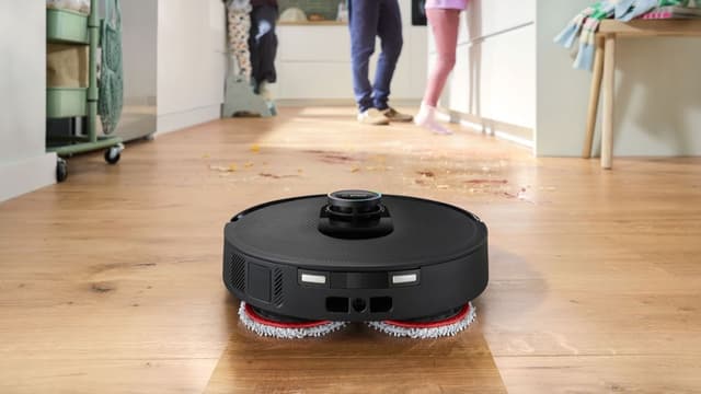 Bosch Max Cam siivoaa keittiötä perheen kokkaillessa