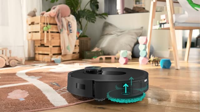 Bosch Max robotstøvsuger, der bevæger sig fra hårdt gulv til tæppe i et børneværelse