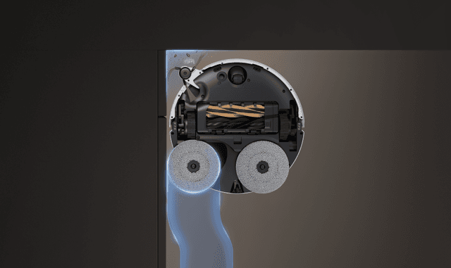 Dreame X50 Ultra fotograferet nedefra, mens den roterende moppe rengør gulvet